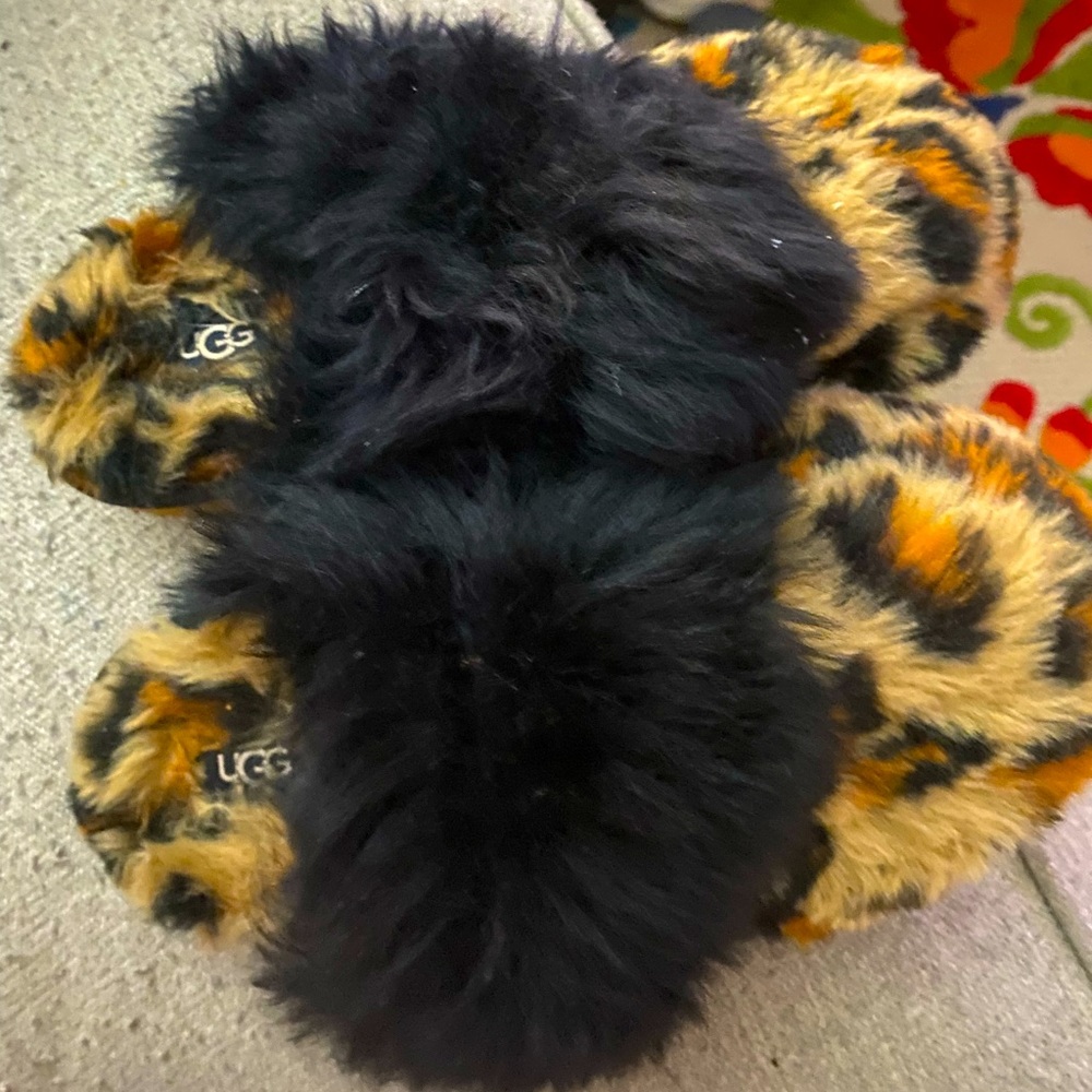 UGG kids house slippers ! Excellent condition!